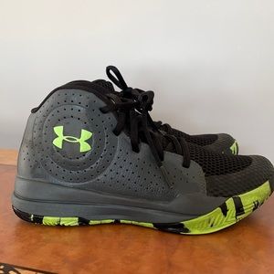 Under Armour Boys’ Basketball Sneakers EUC